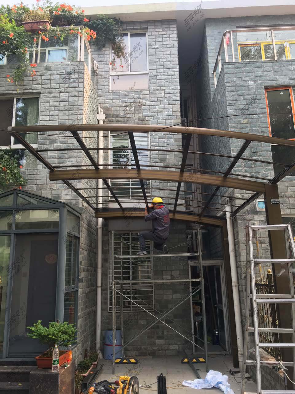 雨棚遮陽(yáng)棚的施工也非常重要.jpg 雨棚遮陽(yáng)棚的施工也非常重要.jpg