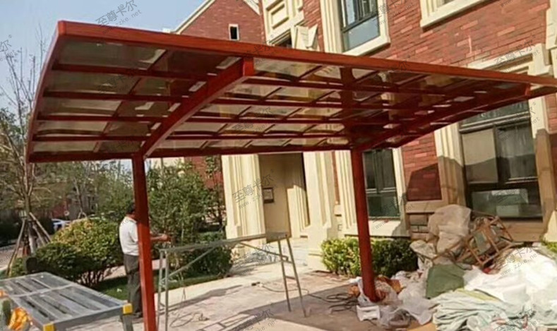 至尊卡爾耐力板鋁合金木紋轉(zhuǎn)印雨棚.jpg 至尊卡爾耐力板鋁合金木紋轉(zhuǎn)印雨棚.jpg