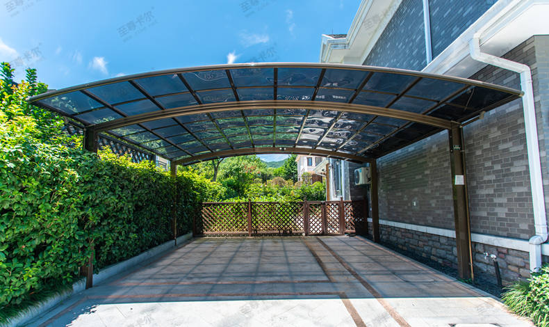 室外停車棚材料用什么比較好，現(xiàn)在這種材料很受歡迎